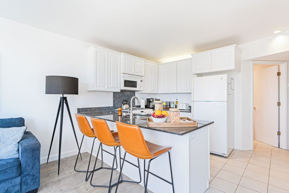 Enjoy casual dining at the kitchen counter. (Cayucan Bungalow 231)