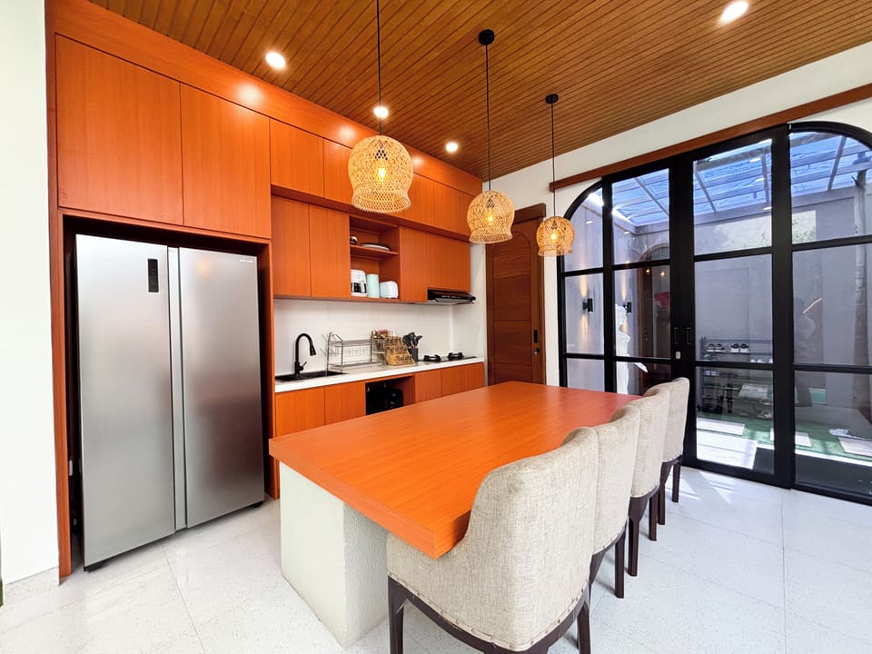 Kitchen & Dining Table