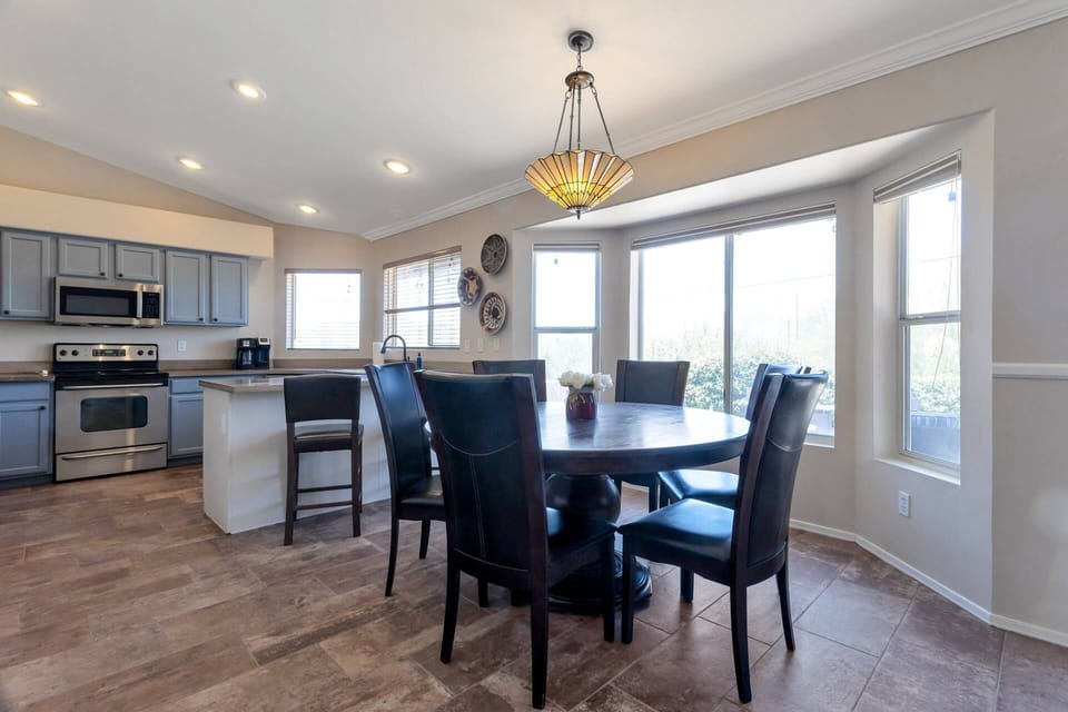 Kitchen and dining area seating for 6 plus 2 barstools
