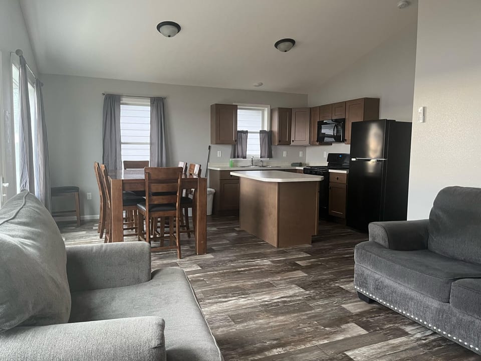 Cabin, 3 Bedrooms (Sleeps 6) | Living area | 40-inch flat-screen TV with cable channels
