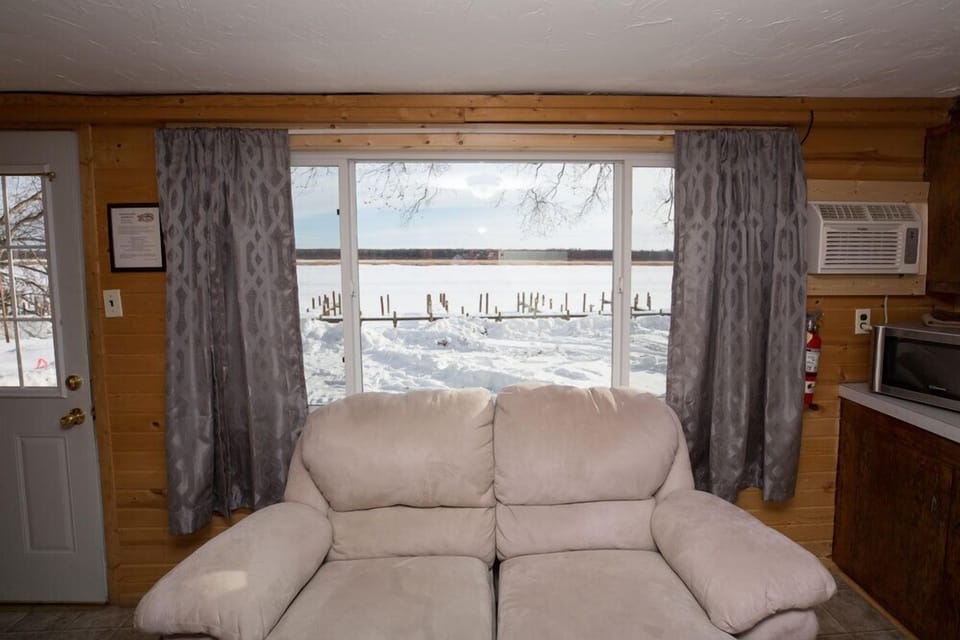 Comfort Cabin, 2 Bedrooms, Kitchen, River View (Sleeps 4) | Living area | 40-inch flat-screen TV with cable channels