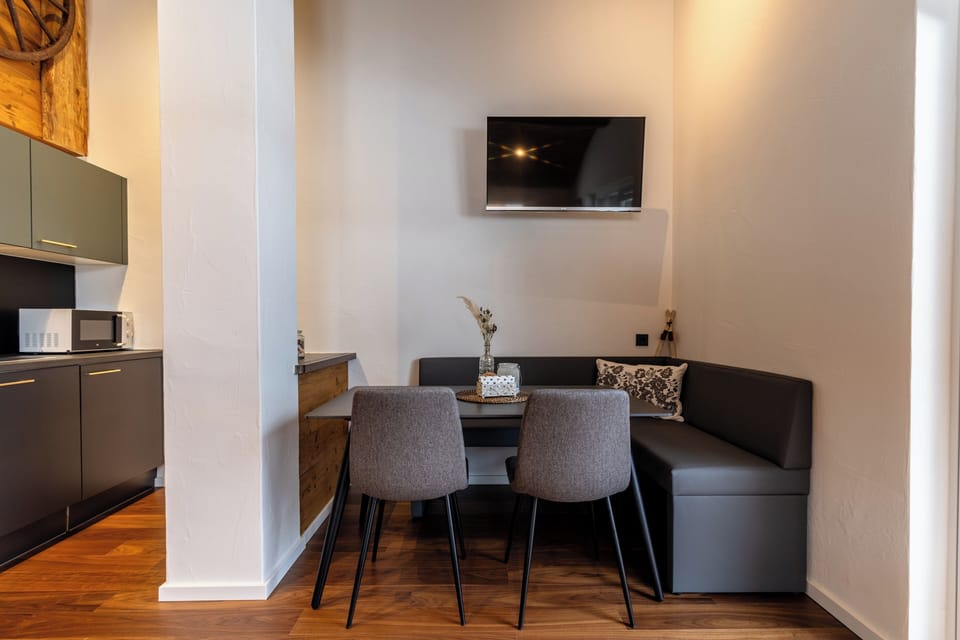 Comfort Apartment, 1 Bedroom, Balcony, Mountain View | In-room dining