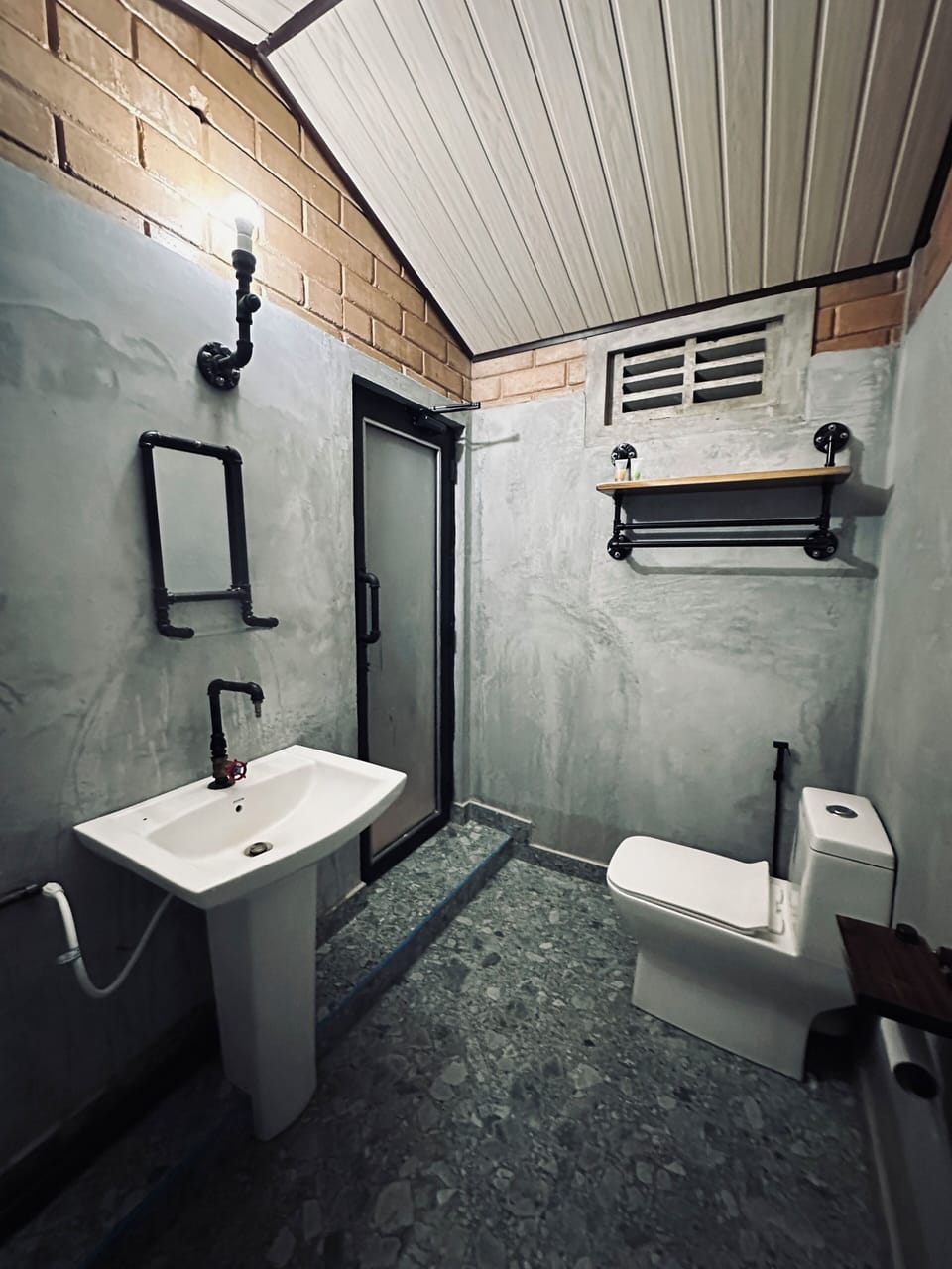 Deluxe Room | Bathroom | Shower, rainfall showerhead, bidet, towels