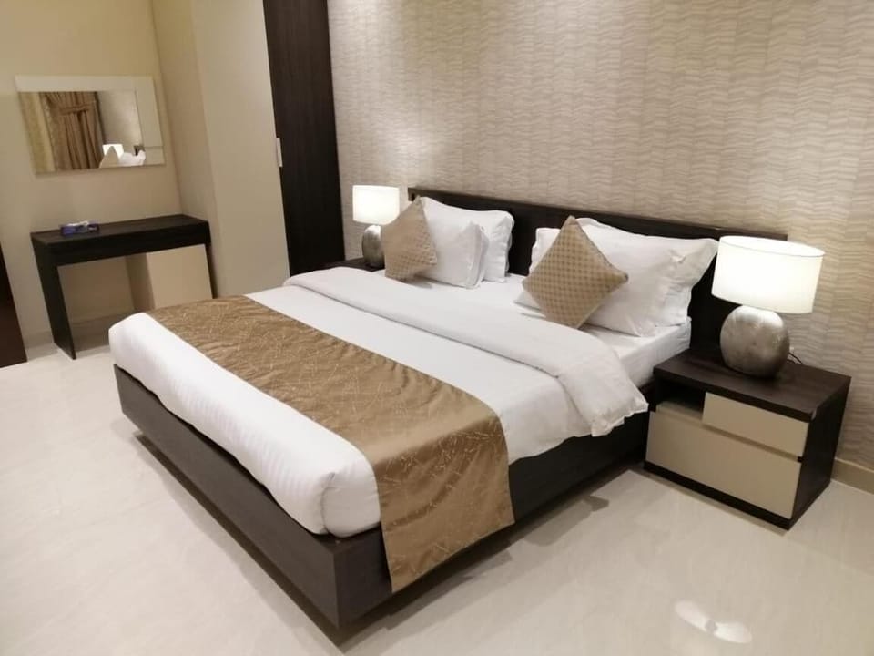 Minibar, free WiFi, bed sheets
