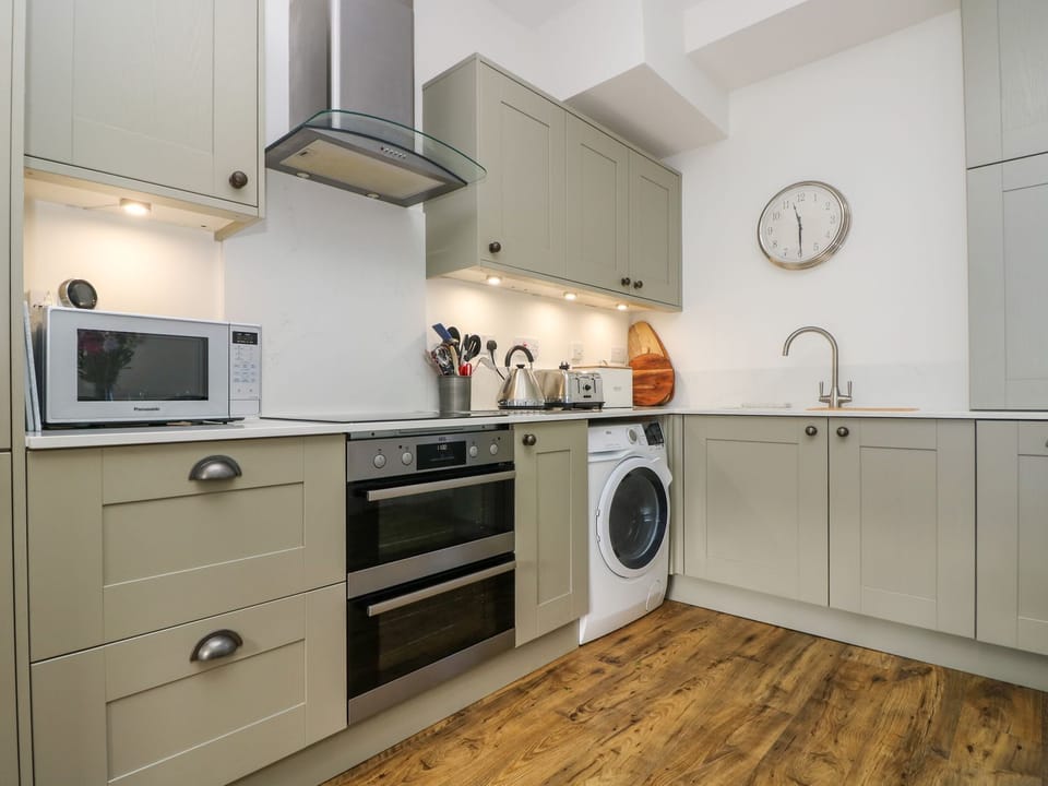 Fridge, microwave, dishwasher, cookware/dishes/utensils