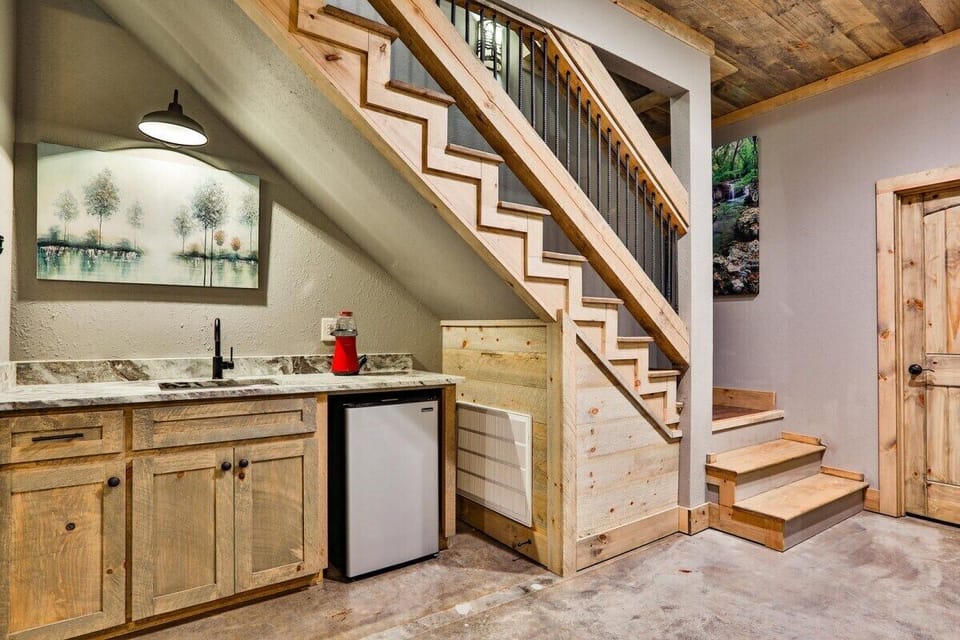 Making life easy with a mini fridge and sink area on the terrace level