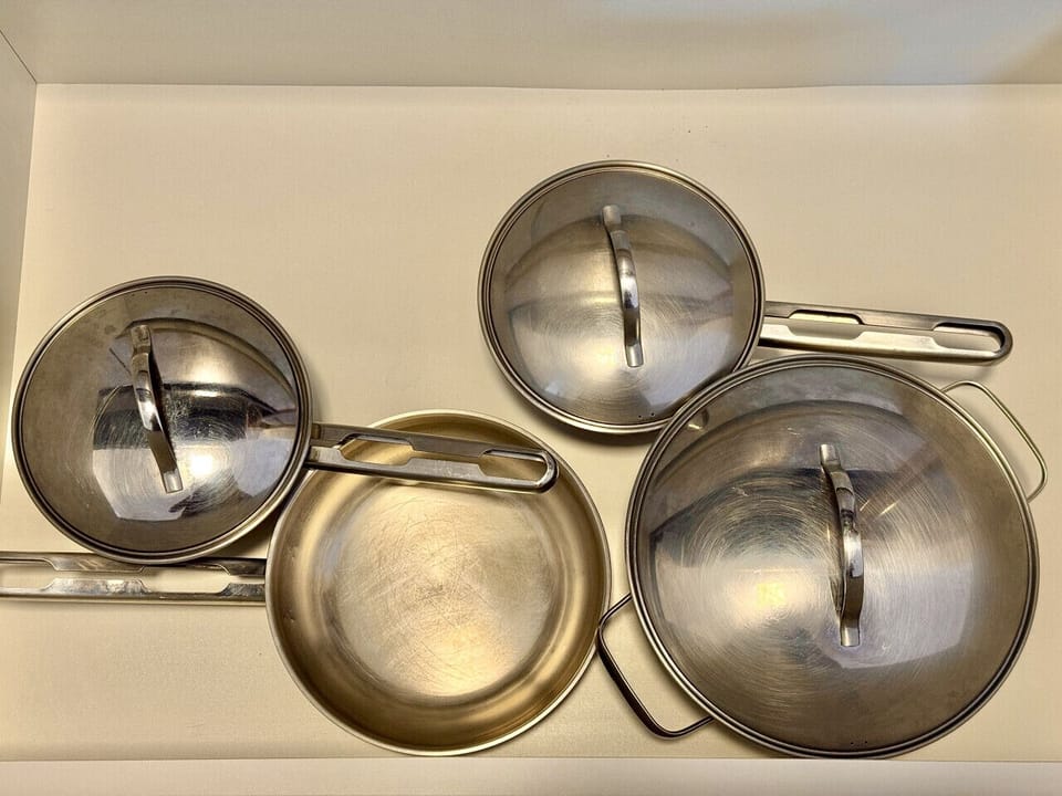 Panelas e frigideiras de inox em display na cozinha