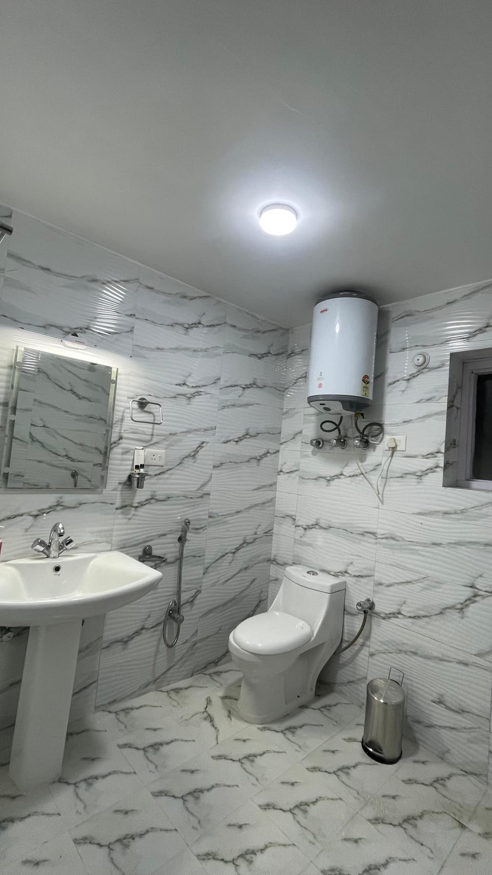 Room, 1 Double Bed, Non Smoking, Private Bathroom | Bathroom | Shower, free toiletries, slippers, bidet