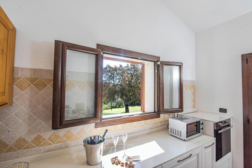Family Apartment, 3 Bedrooms, 2 Bathrooms (La Suara Manna) | Private kitchen