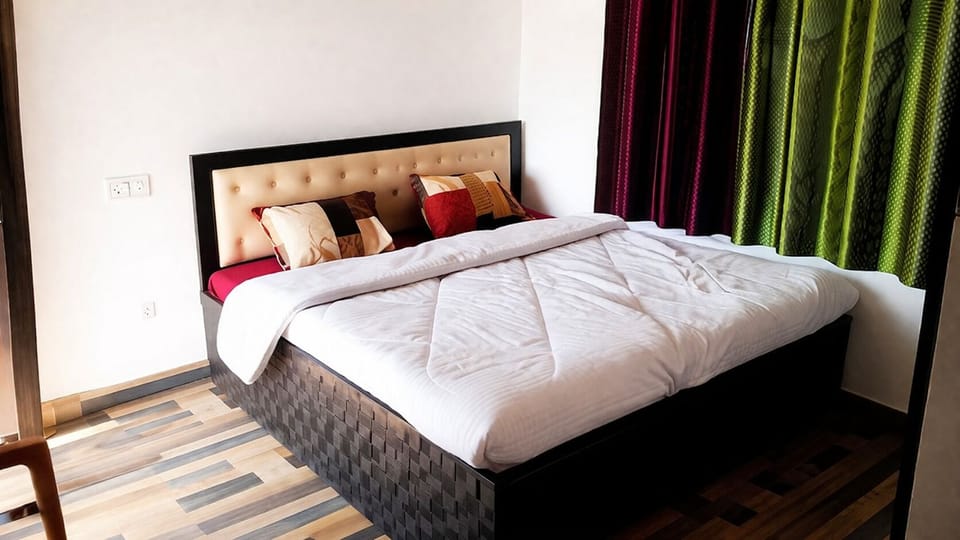 Deluxe Double Room | Hypo-allergenic bedding, desk, laptop workspace, bed sheets