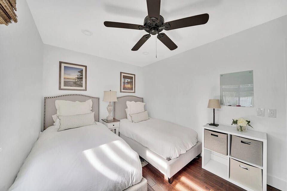 Twin bedroom