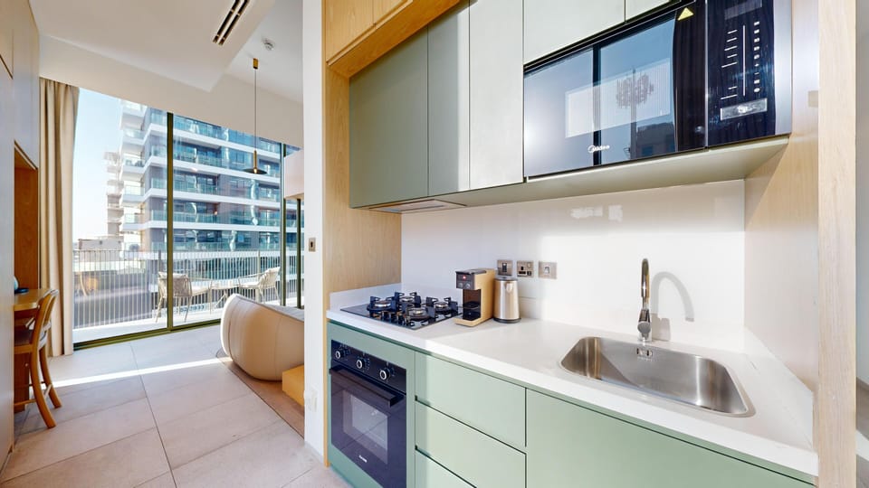 Deluxe Loft, 1 Queen Bed, Private Bathroom, City View | Private kitchen | Full-size fridge, microwave, oven, stovetop