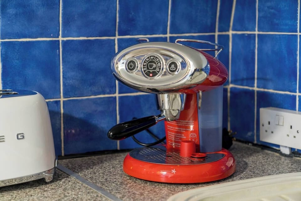 Enjoy a morning coffee from the retro-style espresso machine or prepare breakfast with ease using the matching Smeg toaster and kettle.