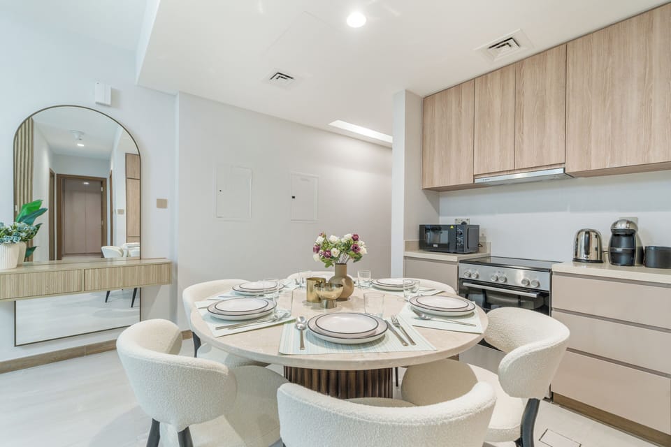 Apartment, Balcony, City View | In-room dining