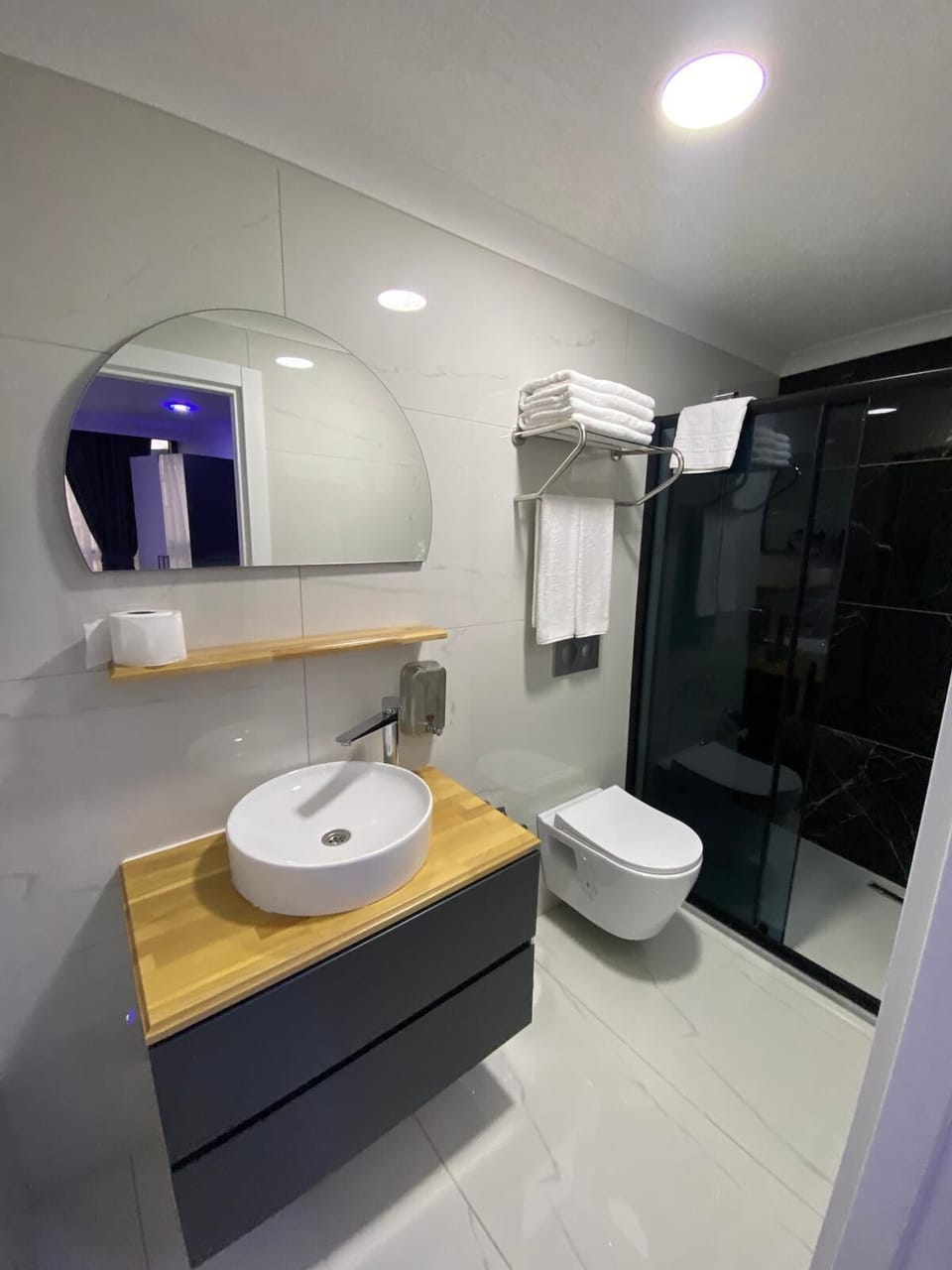 Standard Room, City View | Bathroom