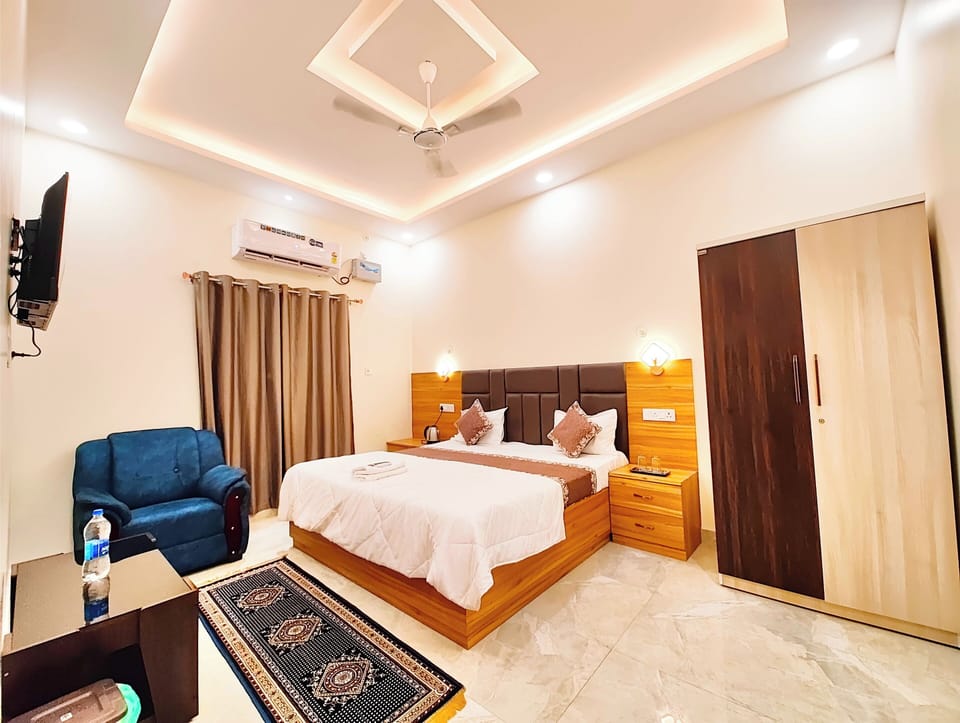 Deluxe Double Room, Multiple Beds, Air conditioning | Desk, laptop workspace, soundproofing, bed sheets