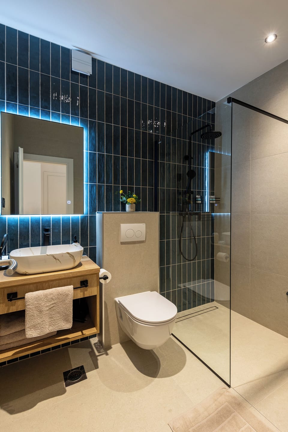 Deluxe Double Room, Partial Sea View | Bathroom | Shower, hair dryer, slippers, towels