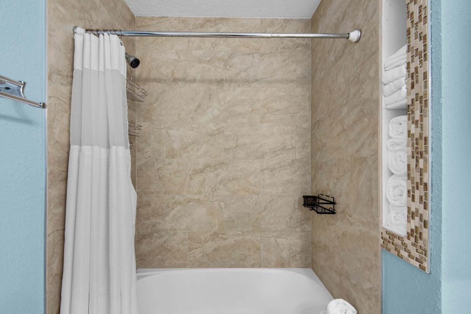 Primary ensuite bathroom shower/tub combo