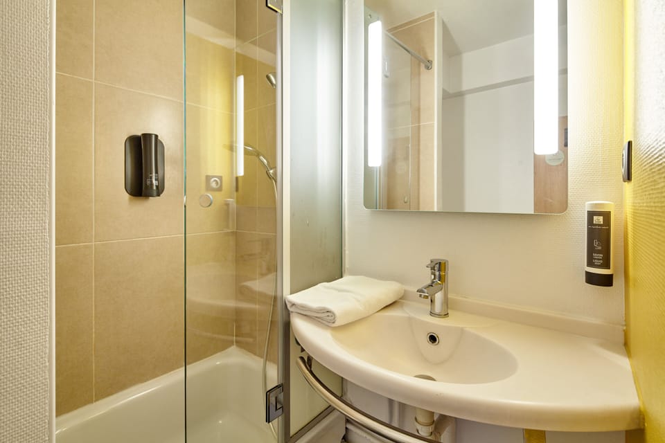 Shower, free toiletries, hair dryer, towels