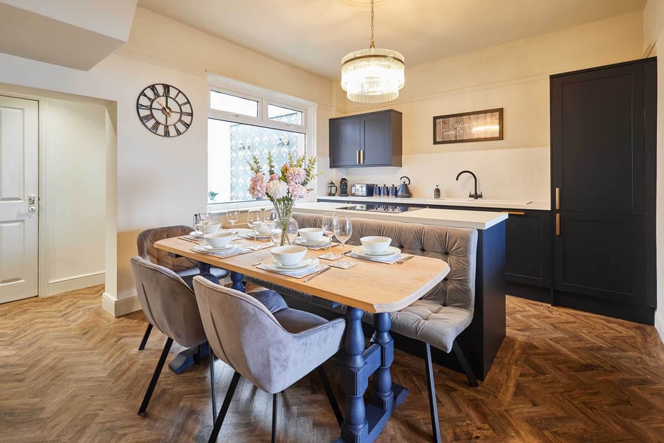 Twelve On The Terrace, Newbiggin-by-the-Sea - Host & Stay