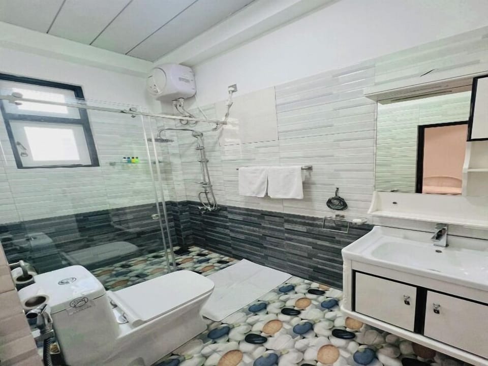 Luxury Suite | Bathroom | Shower, free toiletries, hair dryer, towels