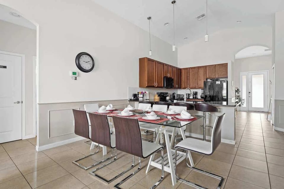 This amazing ground-floor house has a perfect open-concept style with an integrated living room, kitchen, and dining area. The romantic and modern decoration provides a unique experience during your stay.