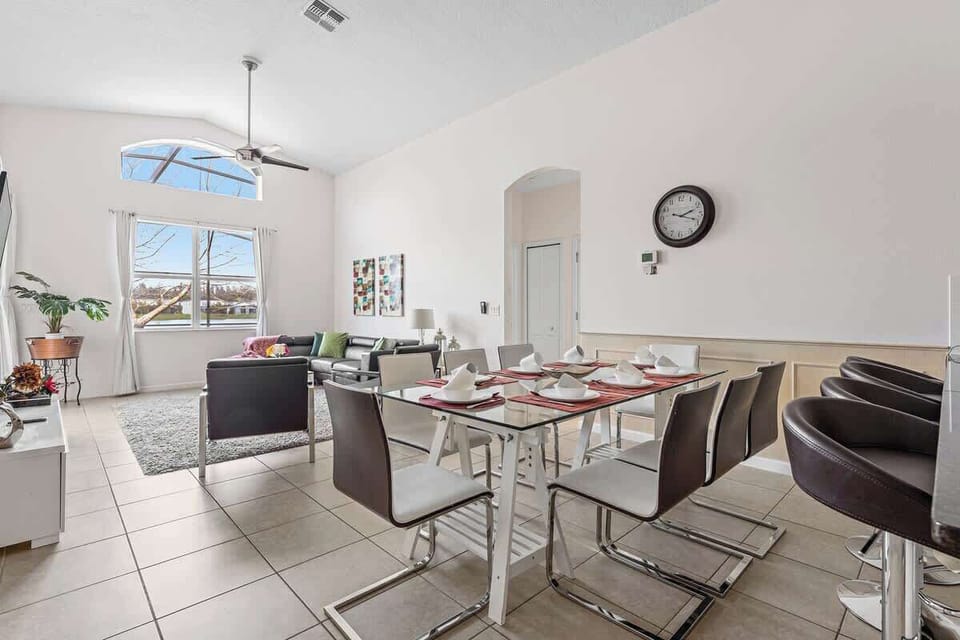 This amazing ground-floor house has a perfect open-concept style with an integrated living room, kitchen, and dining area. The romantic and modern decoration provides a unique experience during your stay.
