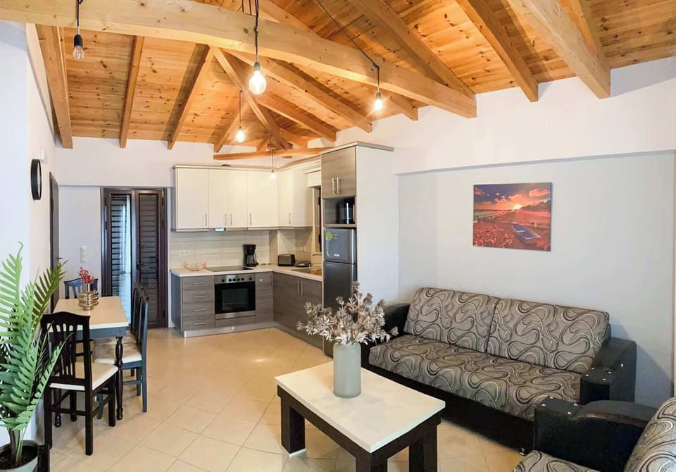 Stylish and fully equipped – Open-concept kitchen and living room, ideal for unwinding after a day out