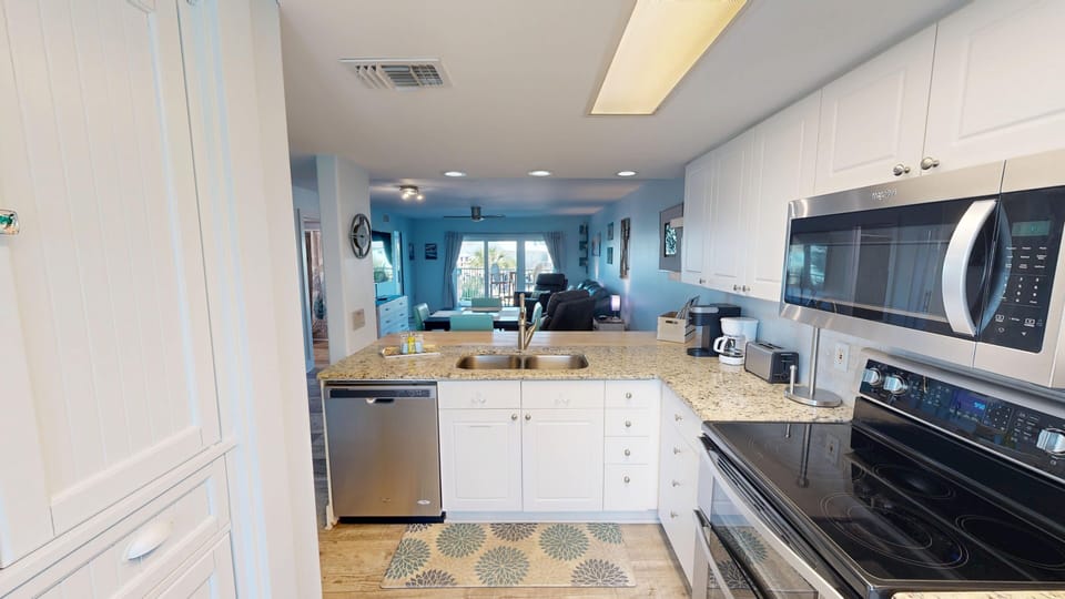 Condo, 2 Bedrooms | Private kitchen | Fridge, oven, coffee/tea maker, toaster