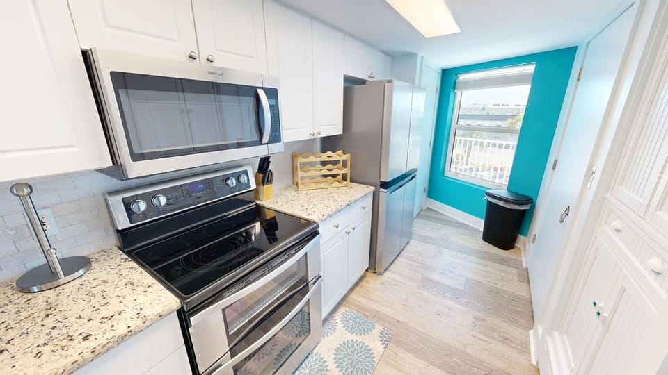 Condo, 2 Bedrooms | Private kitchen | Fridge, oven, coffee/tea maker, toaster