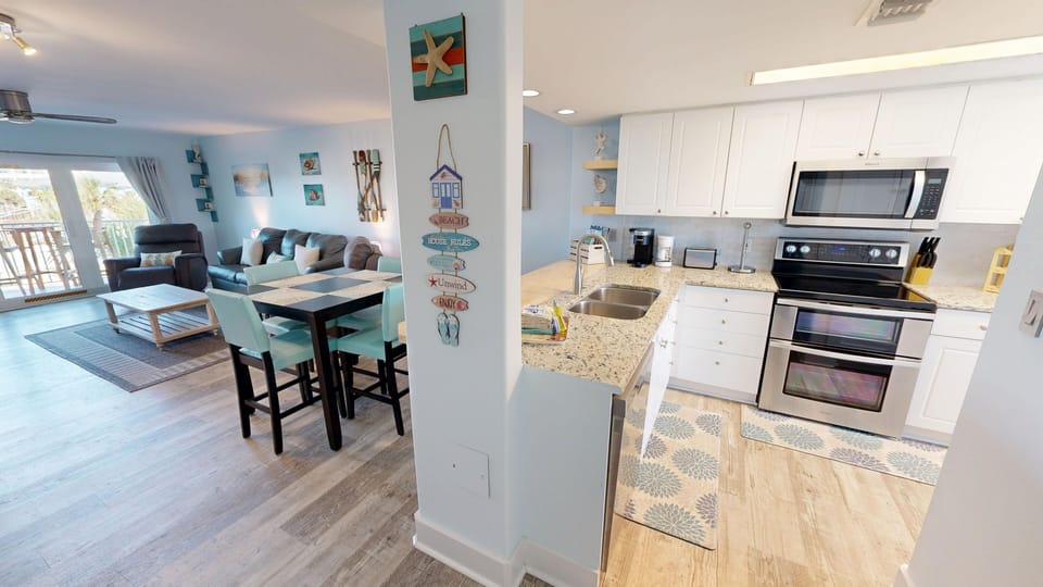 Condo, 2 Bedrooms | Private kitchen | Fridge, oven, coffee/tea maker, toaster