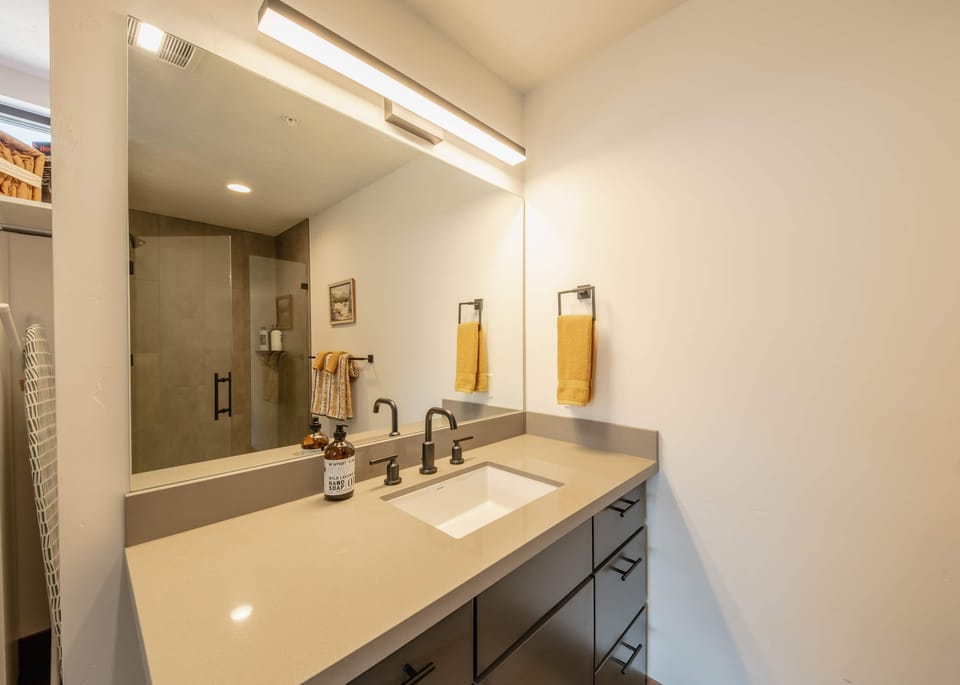 Ensuite bathroom with stand-up shower 