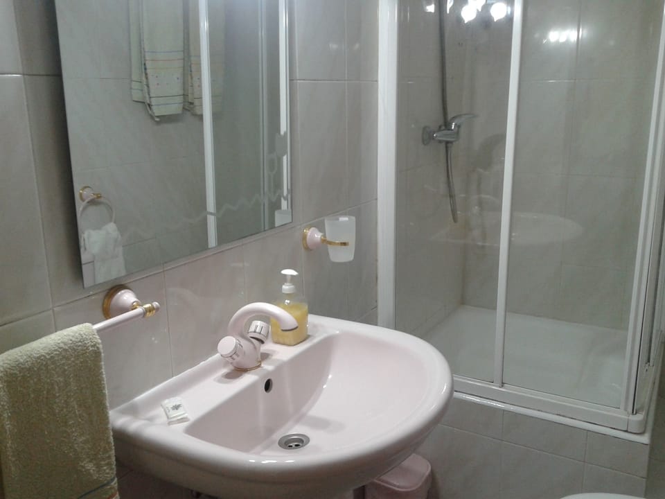 Separate tub and shower, free toiletries, hair dryer, towels