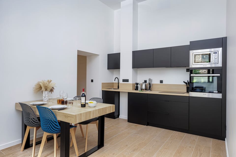 Mini-fridge, microwave, oven, stovetop