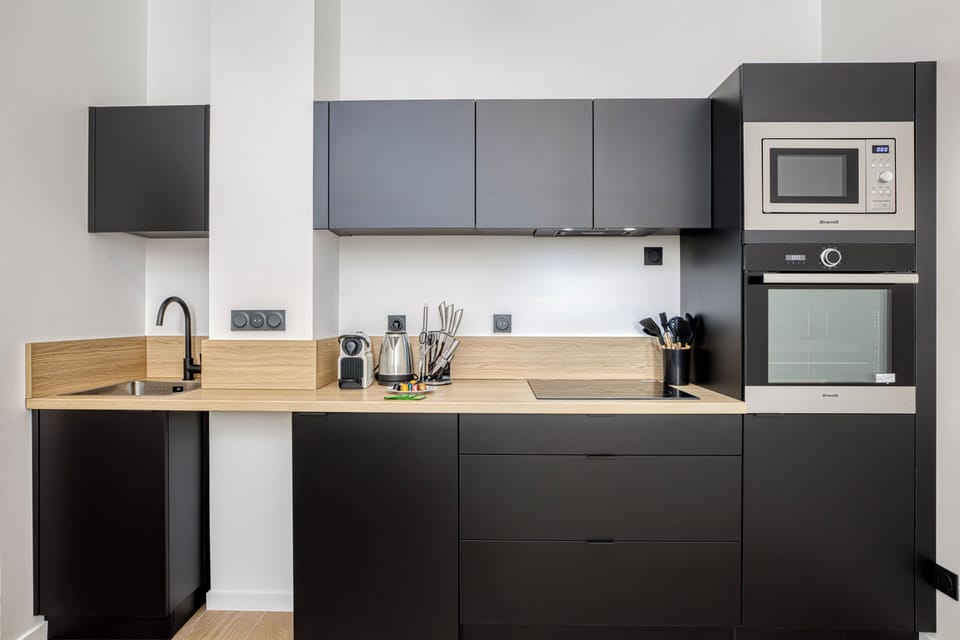 Mini-fridge, microwave, oven, stovetop