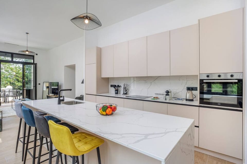 Mini-fridge, microwave, oven, stovetop
