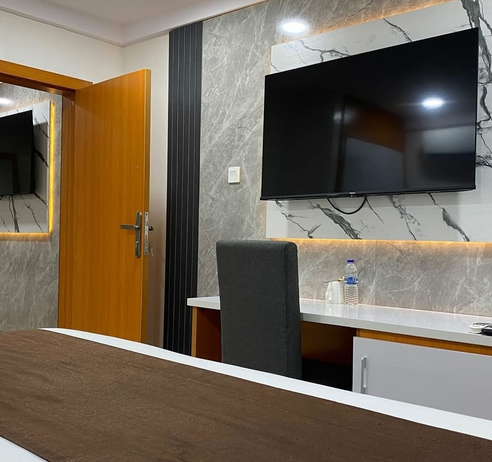 Comfort Room | Desk, laptop workspace, free WiFi