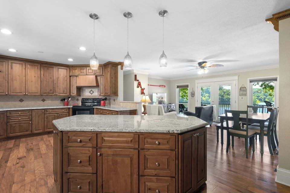 House, Multiple Beds, Patio (Lakeside Oasis) | Interior
