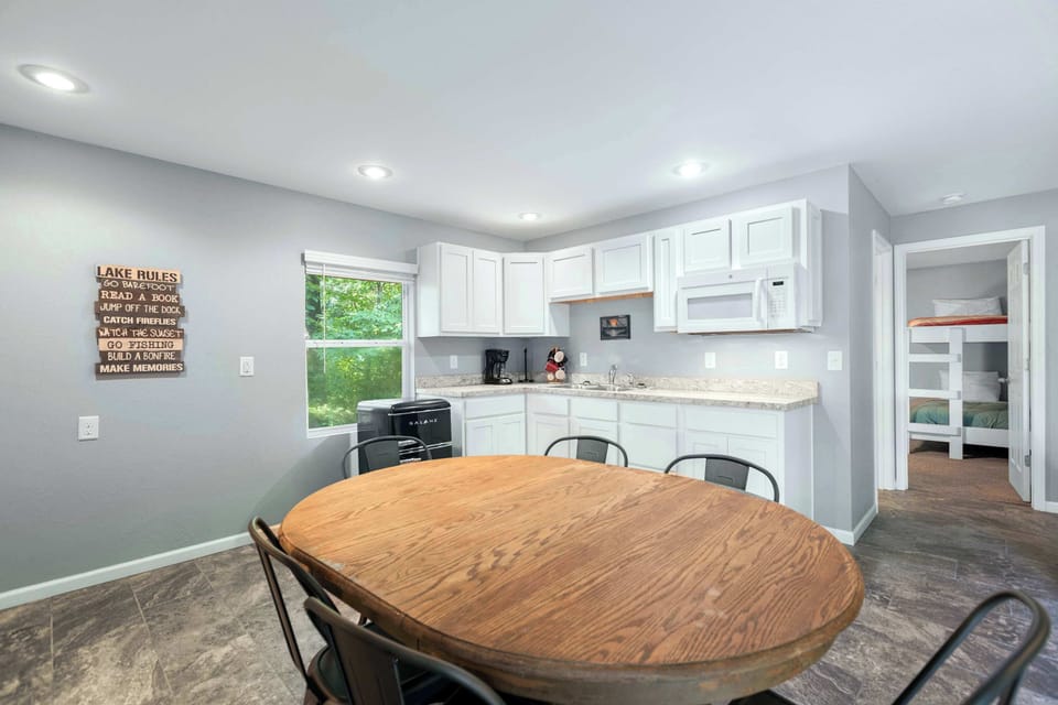 House, Multiple Beds, Patio (Lakeside Oasis) | Dining