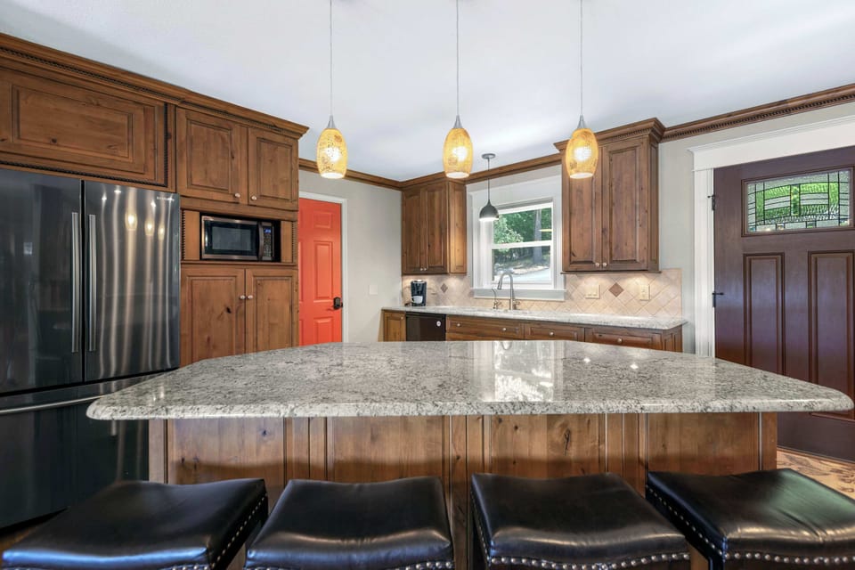 House, Multiple Beds, Patio (Lakeside Oasis) | Private kitchen | Fridge, microwave, oven, stovetop