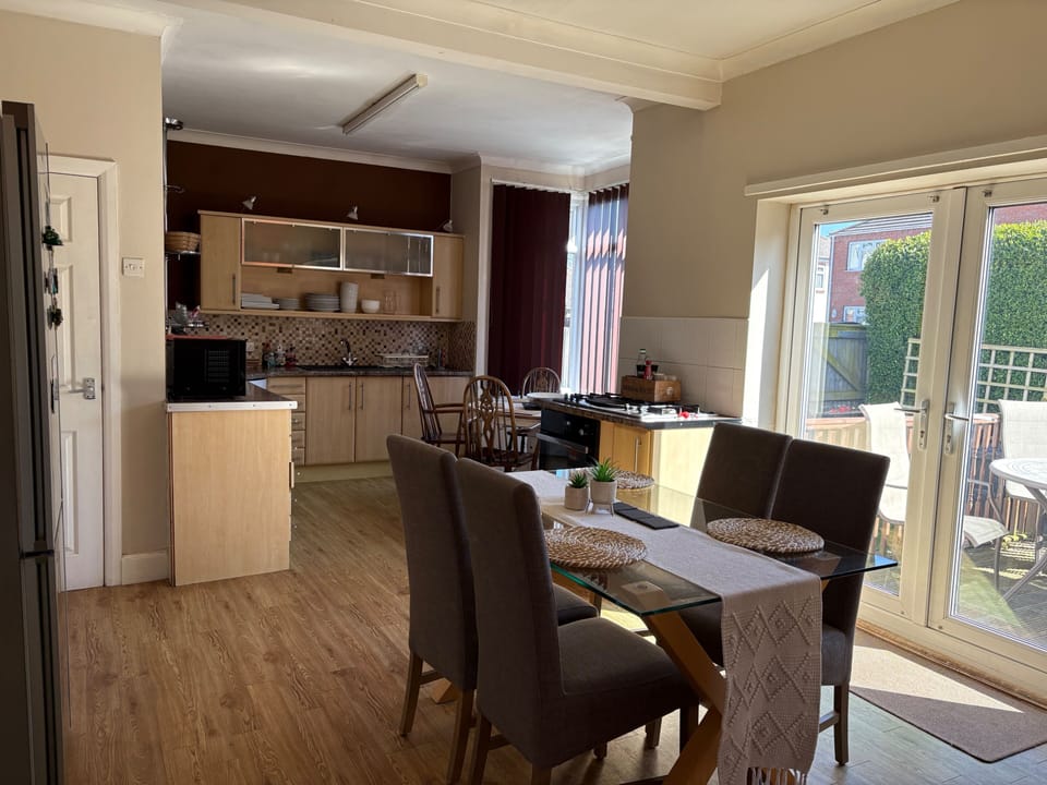 House | Private kitchen | Fridge, microwave, oven, stovetop