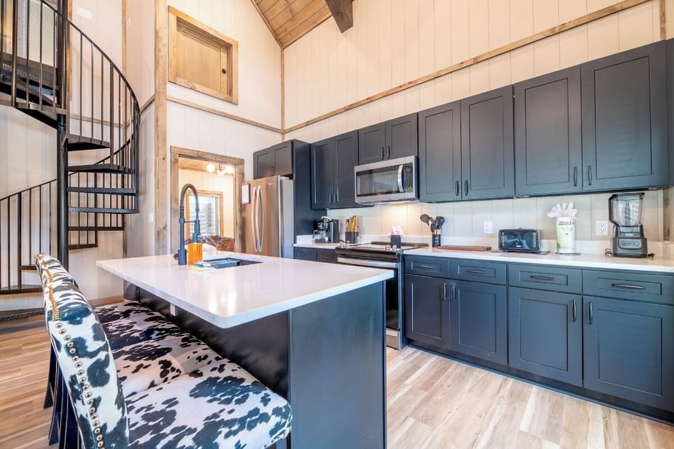 Suite Retreat's kitchen and dining area