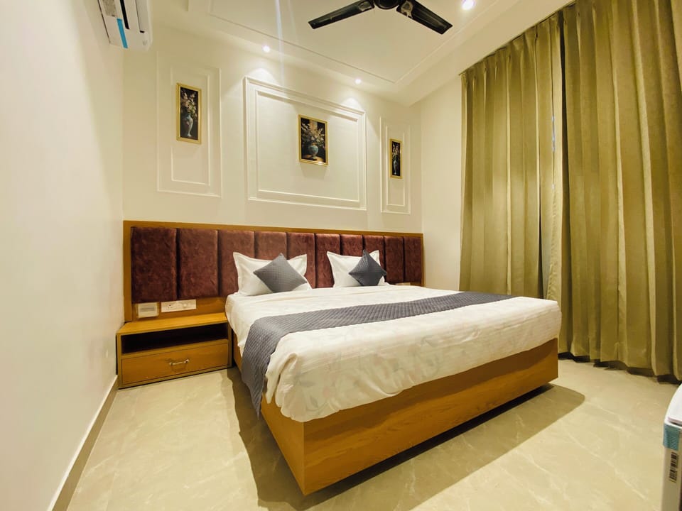 Superior Double Room, Balcony, City View | Desk, laptop workspace, soundproofing, iron/ironing board