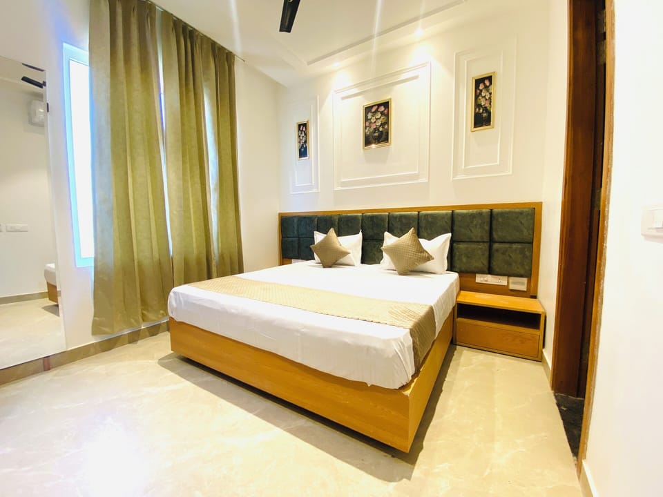 Superior Double Room, Balcony, City View | Desk, laptop workspace, soundproofing, iron/ironing board