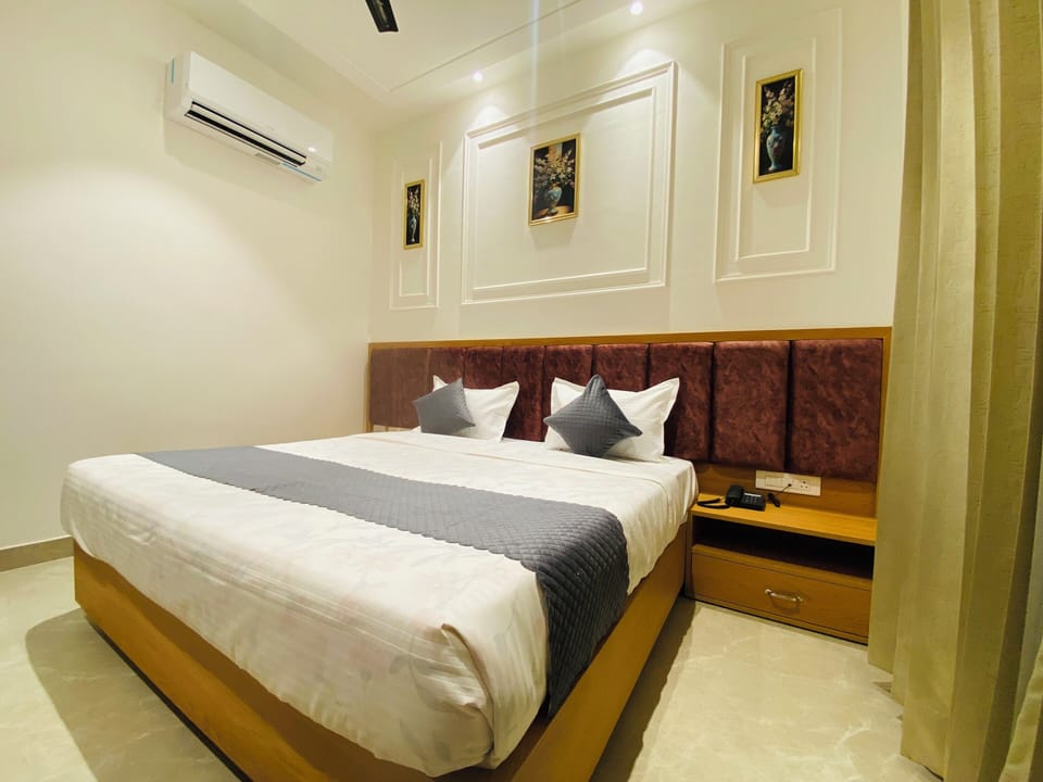 Superior Double Room, Balcony, City View | Desk, laptop workspace, soundproofing, iron/ironing board