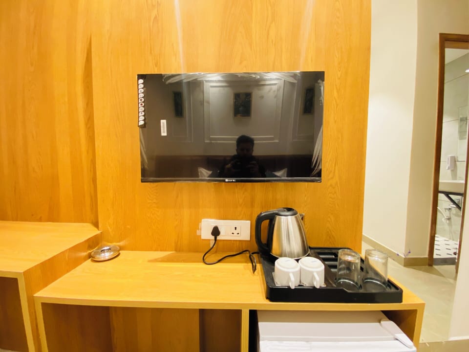 Superior Double Room, Balcony, City View | Desk, laptop workspace, soundproofing, iron/ironing board