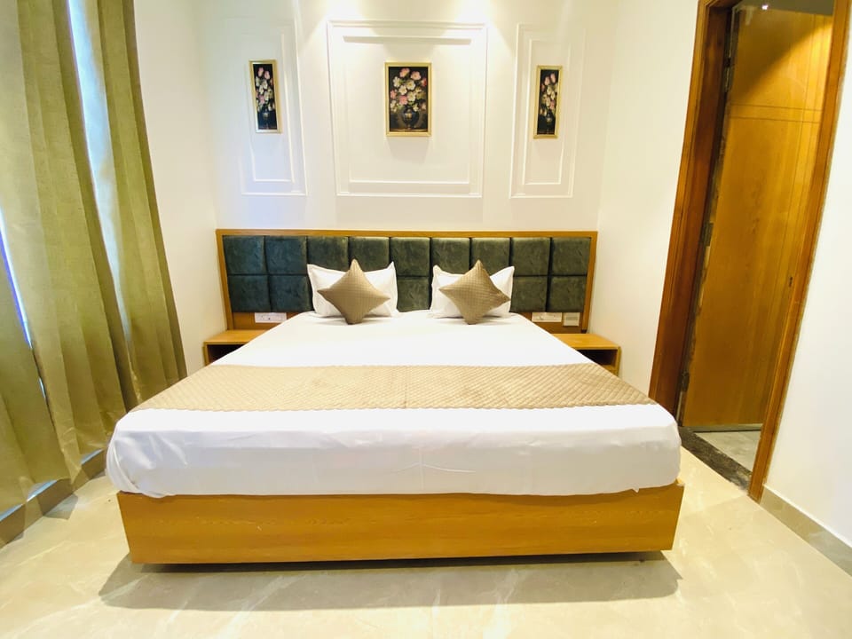 Superior Double Room, Balcony, City View | Desk, laptop workspace, soundproofing, iron/ironing board