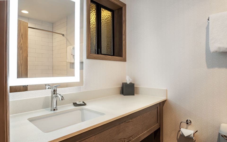 Combined shower/tub, free toiletries, towels
