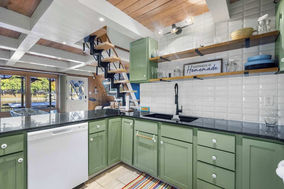 House, Multiple Beds, Patio (Sunrise Oasis) | Private kitchen | Fridge, microwave, oven, dishwasher