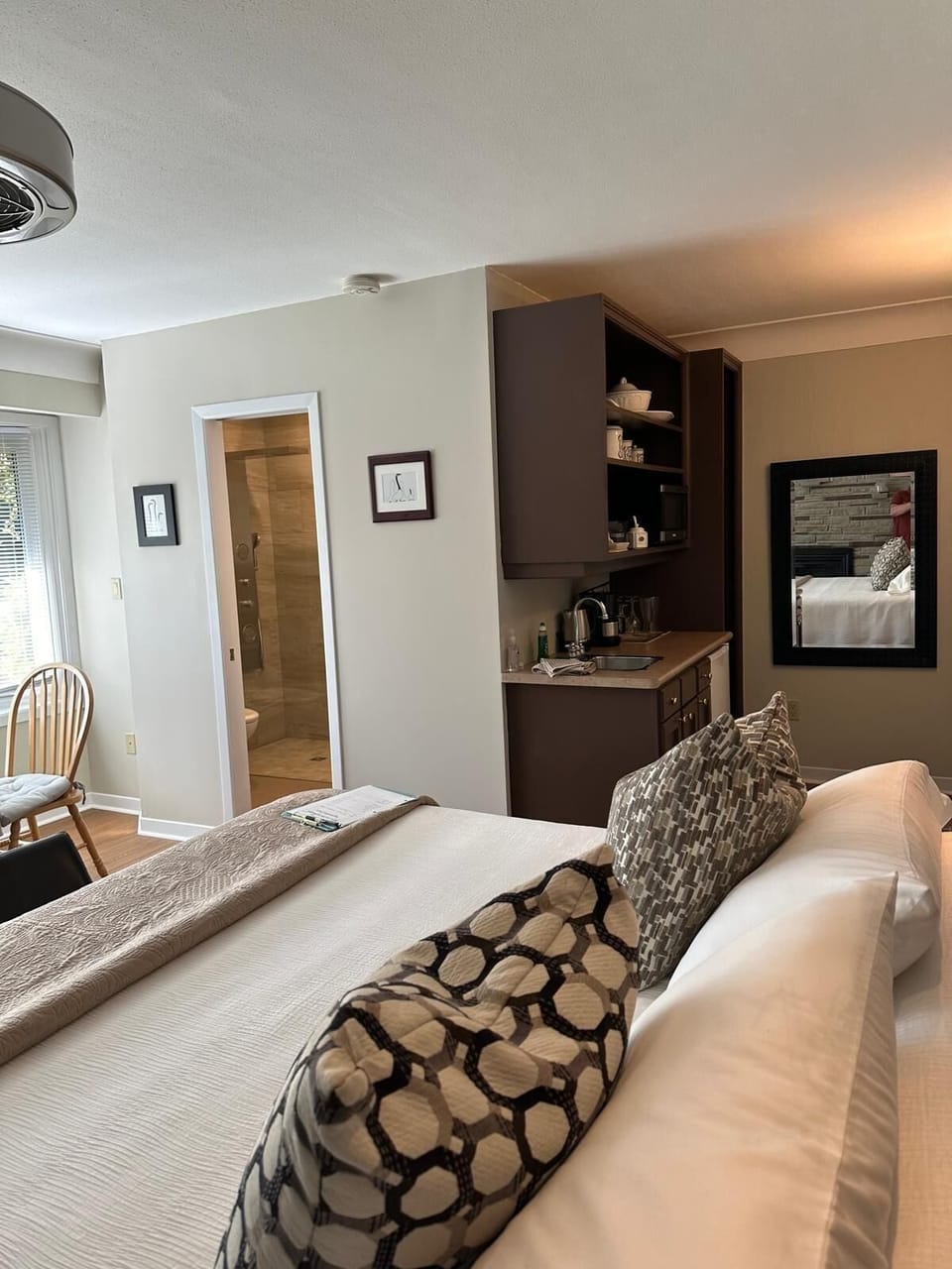 Suite, 1 King Bed, Algonquin | Room amenity
